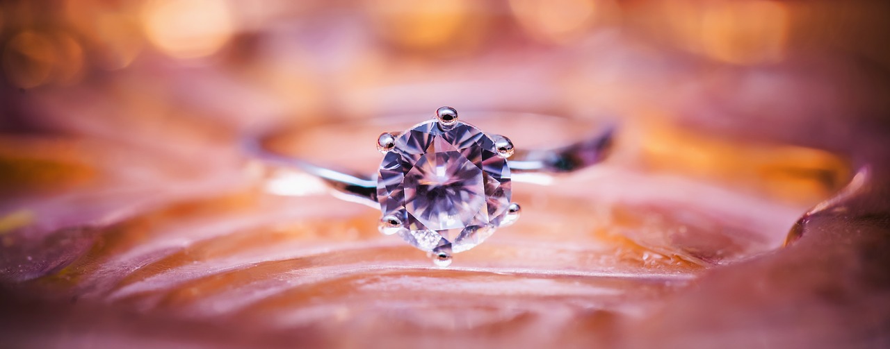 1カラット以上のダイヤモンドの婚約指輪はどこで買うべき 御徒町かブランドか 花嫁なび